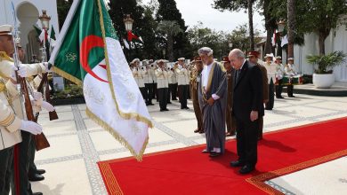 الرئيس الجزائري يخص سلطان عمان باستقبال رسمي