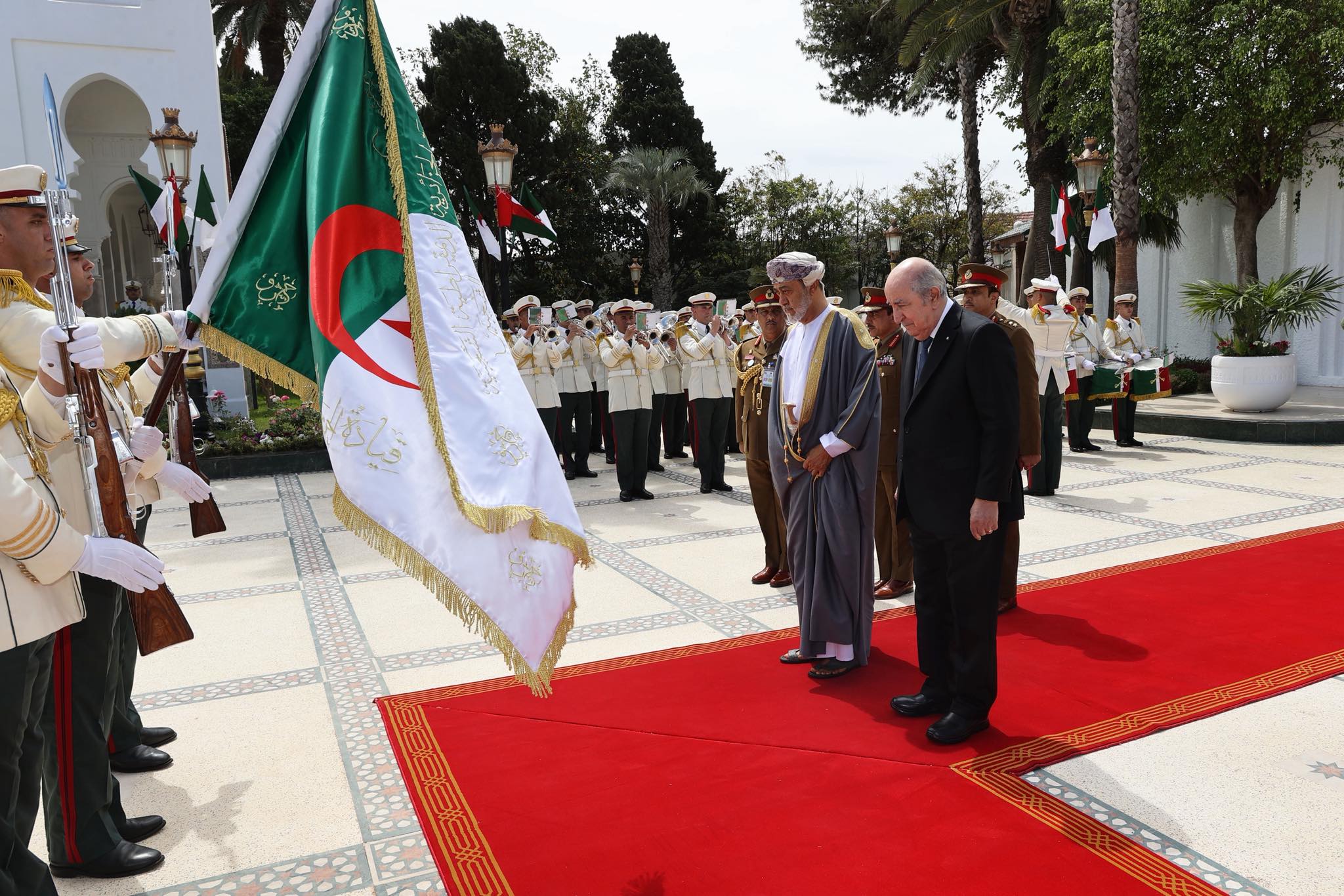 الرئيس الجزائري يخص سلطان عمان باستقبال رسمي