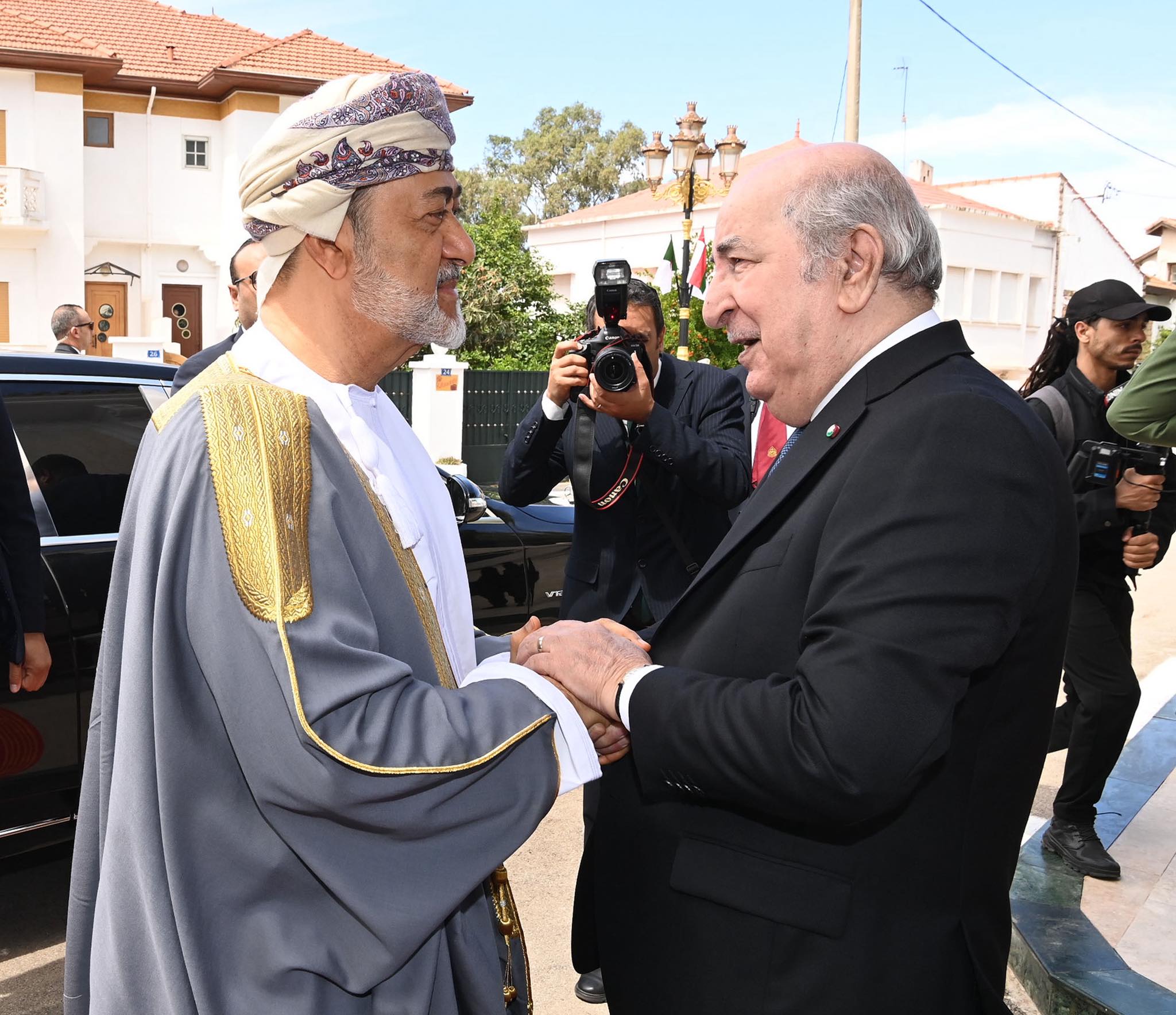 الرئيس الجزائري عبد المجيد تبون والسلطان هيثم بن طارق، سلطان عمان