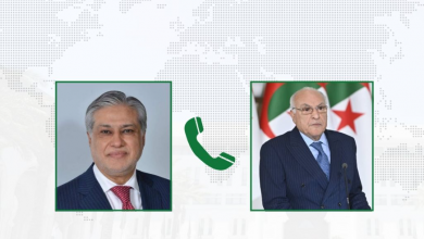 وزير الدولة وزير الخارجية أحمد عطاف يتحادث هاتفيا مع نظيره الباكستاني