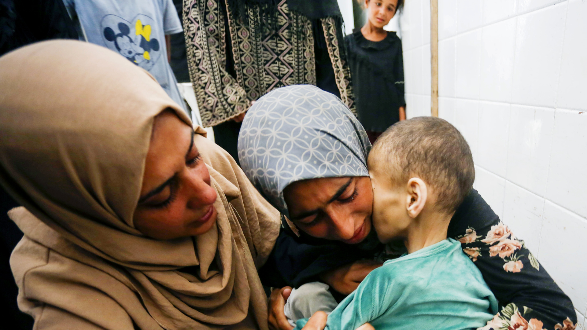 الوضع يتدهور بسرعة في ظل استمرار القصف والحصار.