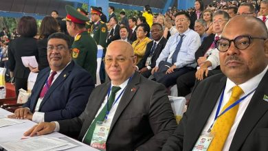 M. Rebiga assiste à "Hô Chi Minh-Ville", à un défilé commémorant le 50e anniversaire de la libération du Sud Vietnam