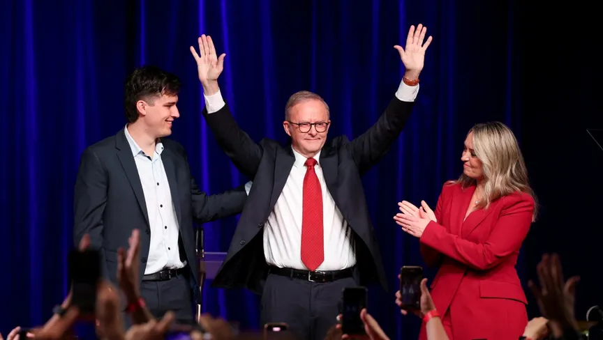 رئيس الوزراء الأسترالي يفوز بولاية ثانية