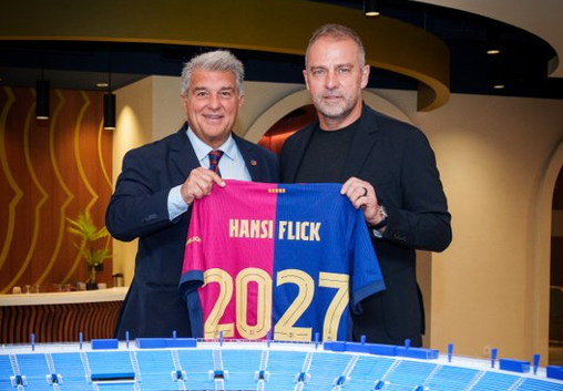 برشلونة يمدّد عقد مدربه فليك حتى 2027