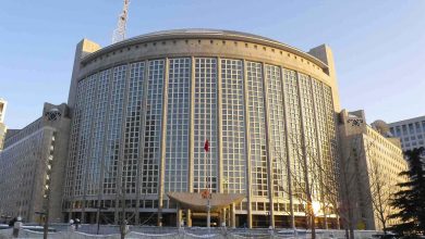 الصين تؤكد رفضها للحرب وتنتقد السياسات التجارية الأمريكية