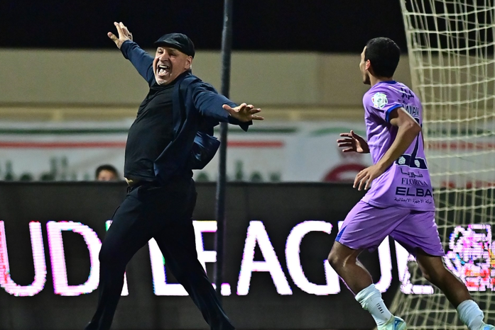 المدرب الجزائري نور الدين زكري يحقق البقاء في دوري "روشن" السعودي