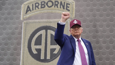 ترامب يلوّح بيده بعد خطاب في فورت براغ بكارولاينا الشمالية (أ.ب)