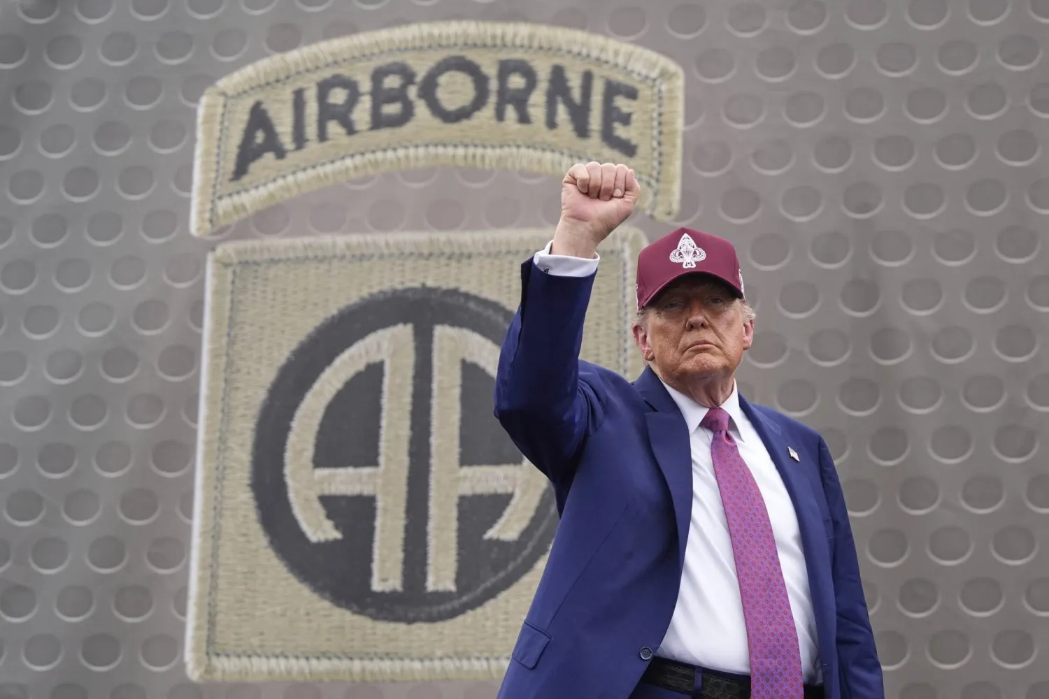 ترامب يلوّح بيده بعد خطاب في فورت براغ بكارولاينا الشمالية (أ.ب)