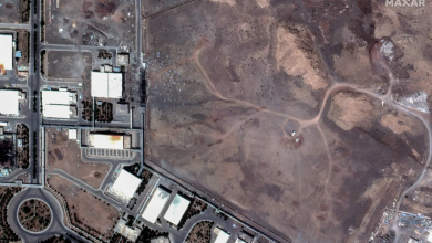 صورة من القمر الصناعي تُظهر حفراً في منشأة نطنز لتخصيب اليورانيوم عقب غارات جوية أمريكية