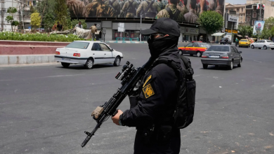 أحد أفراد «الحرس الثوري» يقف للحراسة في ساحة «انقلاب الثورة» وسط العاصمة طهران (أ.ب)