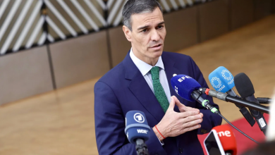 رئيس وزراء إسبانيا بيدرو سانشيز خلال حديثه مع الصحافيين في بروكسل (إ.ب.أ)