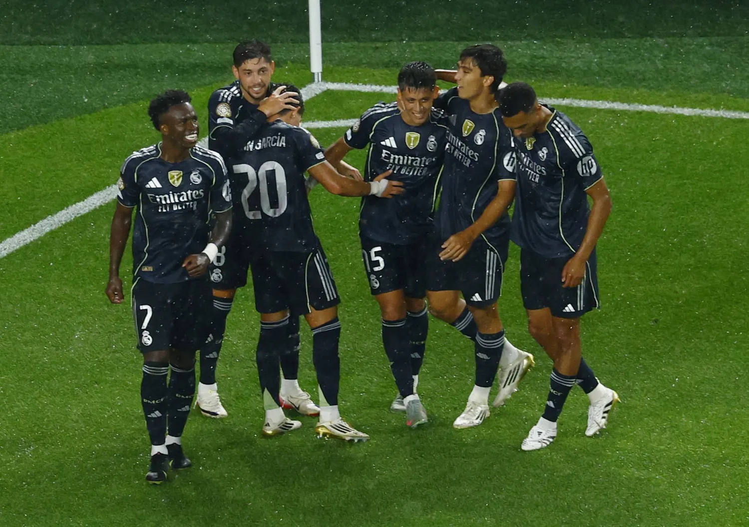 لم يجد ريال مدريد صعوبة في تجاوز سالزبورغ (رويترز)