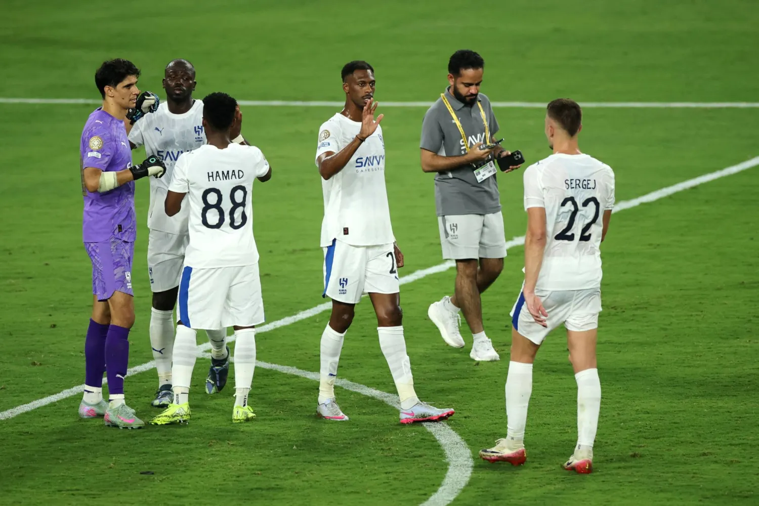 "لاعبو الهلال السعودي يحتفلون بالتأهل التاريخي إلى دور الـ16 من كأس العالم للأندية"