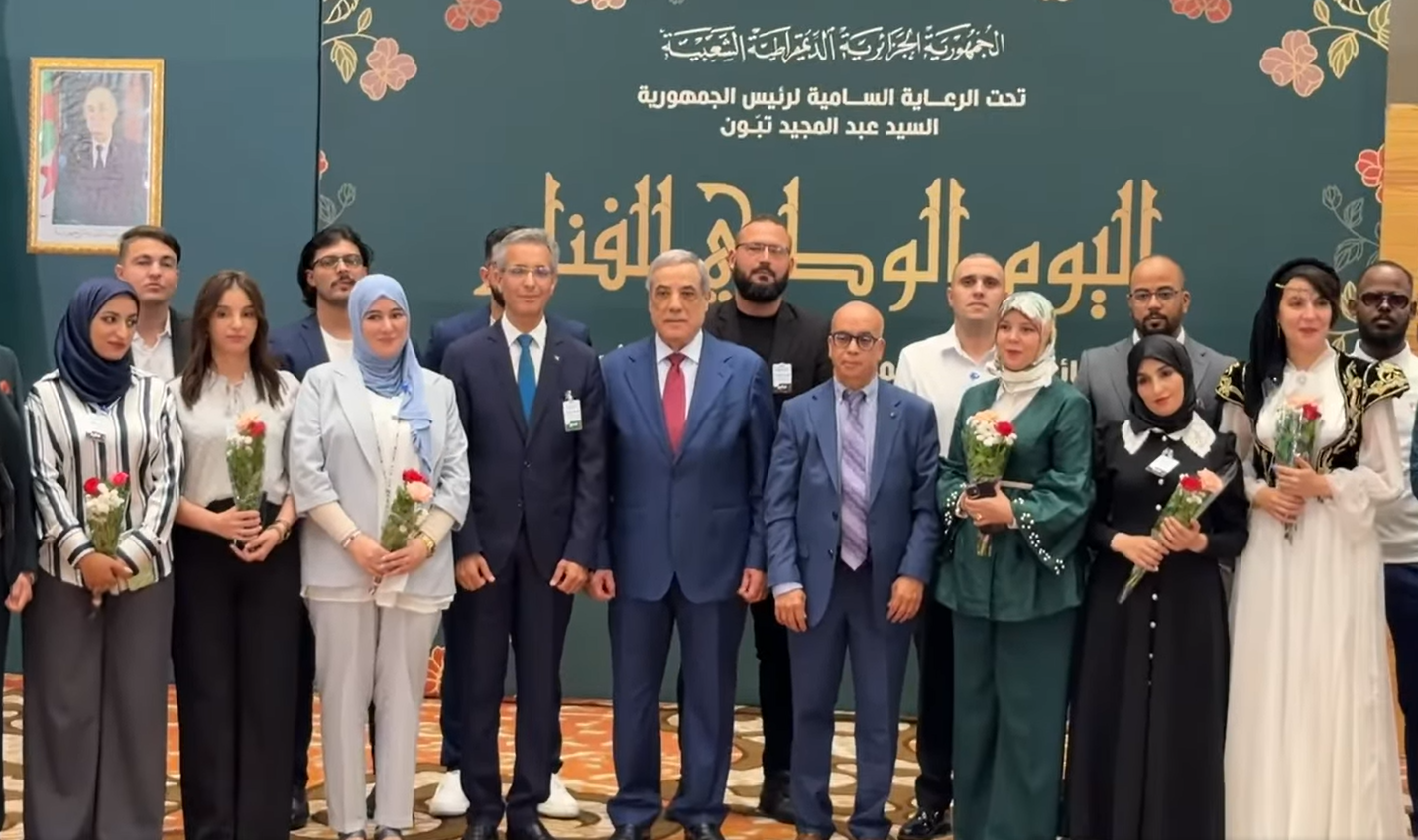 تتويج الفائزين بجائزة علي معاشي للمبدعين الشباب في الجزائر