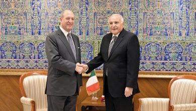 وزير الدولة، وزير الخارجية الجزائري، أحمد عطاف والأمين العام لوزارة الشؤون الخارجية لجمهورية إيطاليا، ريكاردو غواريليا