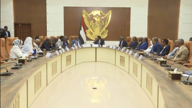 رئيس الوزراء السوداني يحلّ الحكومة