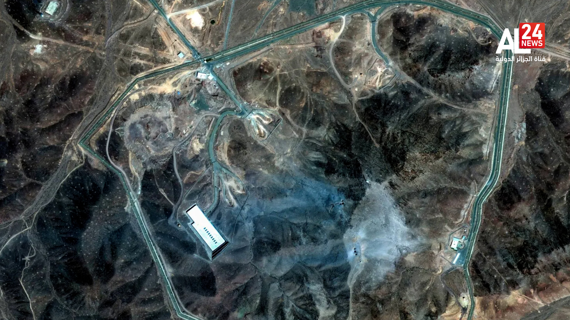 تُظهر صورة الأقمار الاصطناعية نظرة عامة على مجمع فوردو بعد أن ضربت الولايات المتحدة المنشأة النووية تحت الأرض بالقرب من مدينة قم بإيران