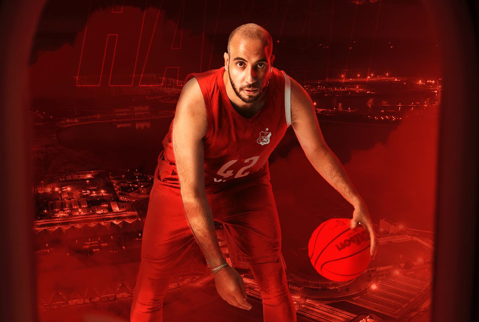 الجزائري محمد حراث ينضم إلى الأهلي الليبي لكرة السلة