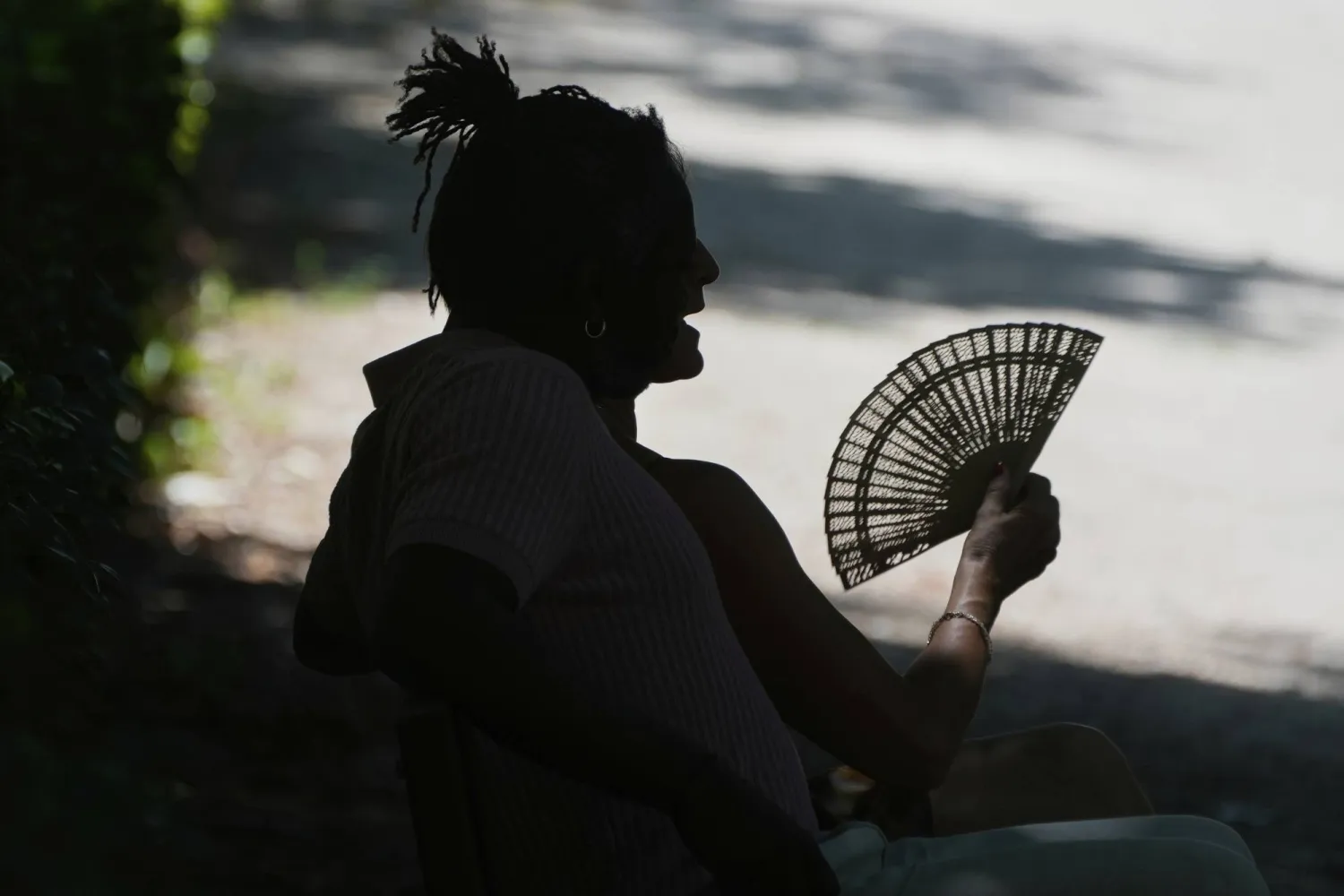 رجل يستريح في حديقة ريتيرو بمدريد (أ.ب)