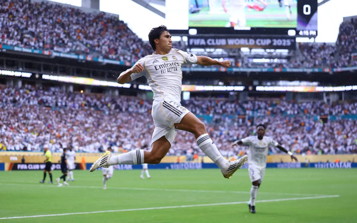 غونزالو غارسيا يحتفل بهدف الفوز على يوفنتوس (رويترز)