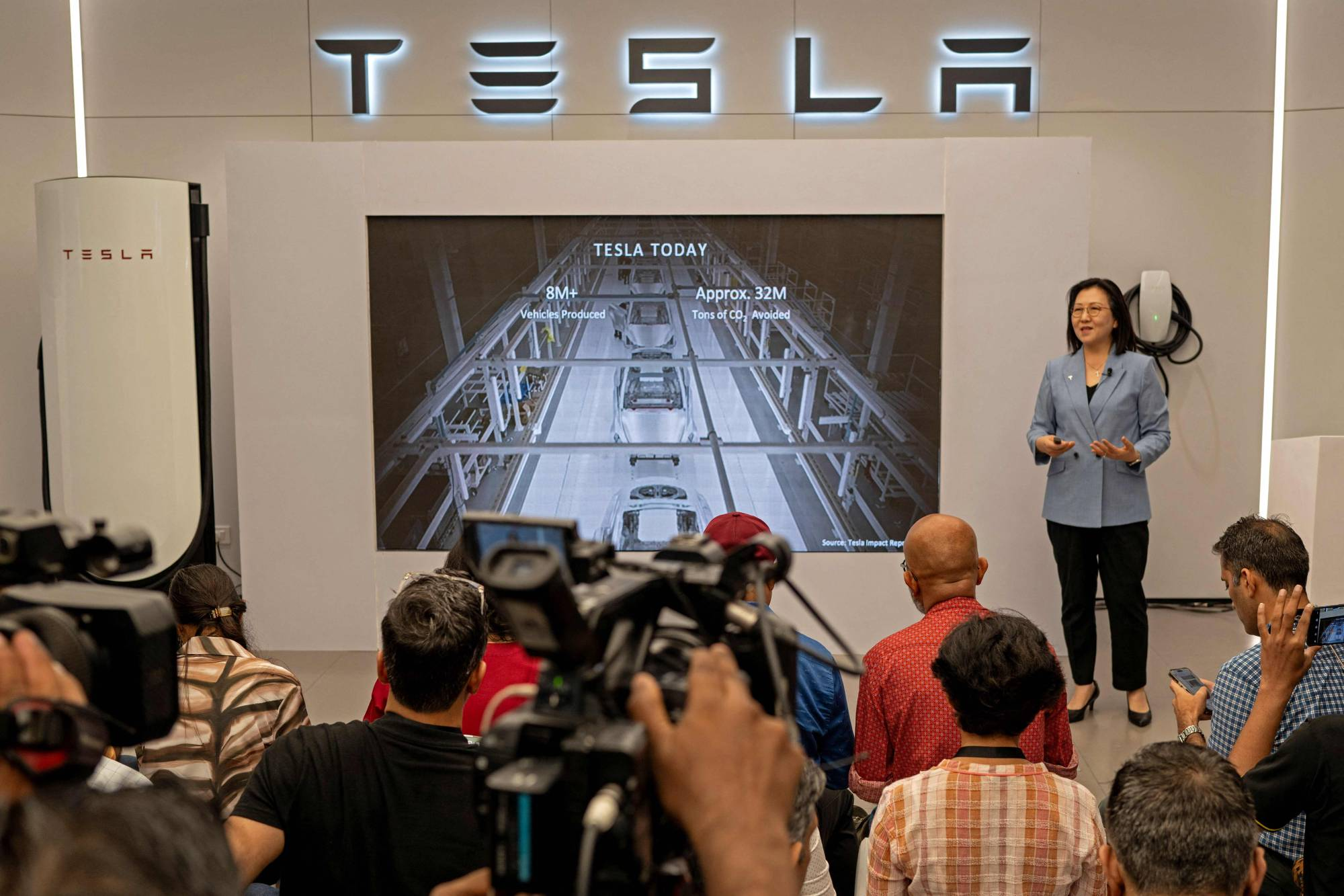 مديرة «تسلا» الإقليمية لجنوب آسيا إيزابيل فان تخاطب وسائل الإعلام خلال افتتاح أول صالة عرض للشركة بالهند (أ.ف.ب)