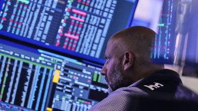 متداول يعمل في بورصة نيويورك (أ.ب)