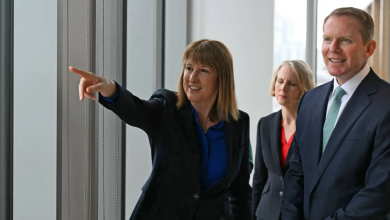 راشيل ريفز تتحدث مع الرئيس التنفيذي لمجموعة «لويدز» المصرفية تشارلي نون في ليدز (أ.ف.ب)