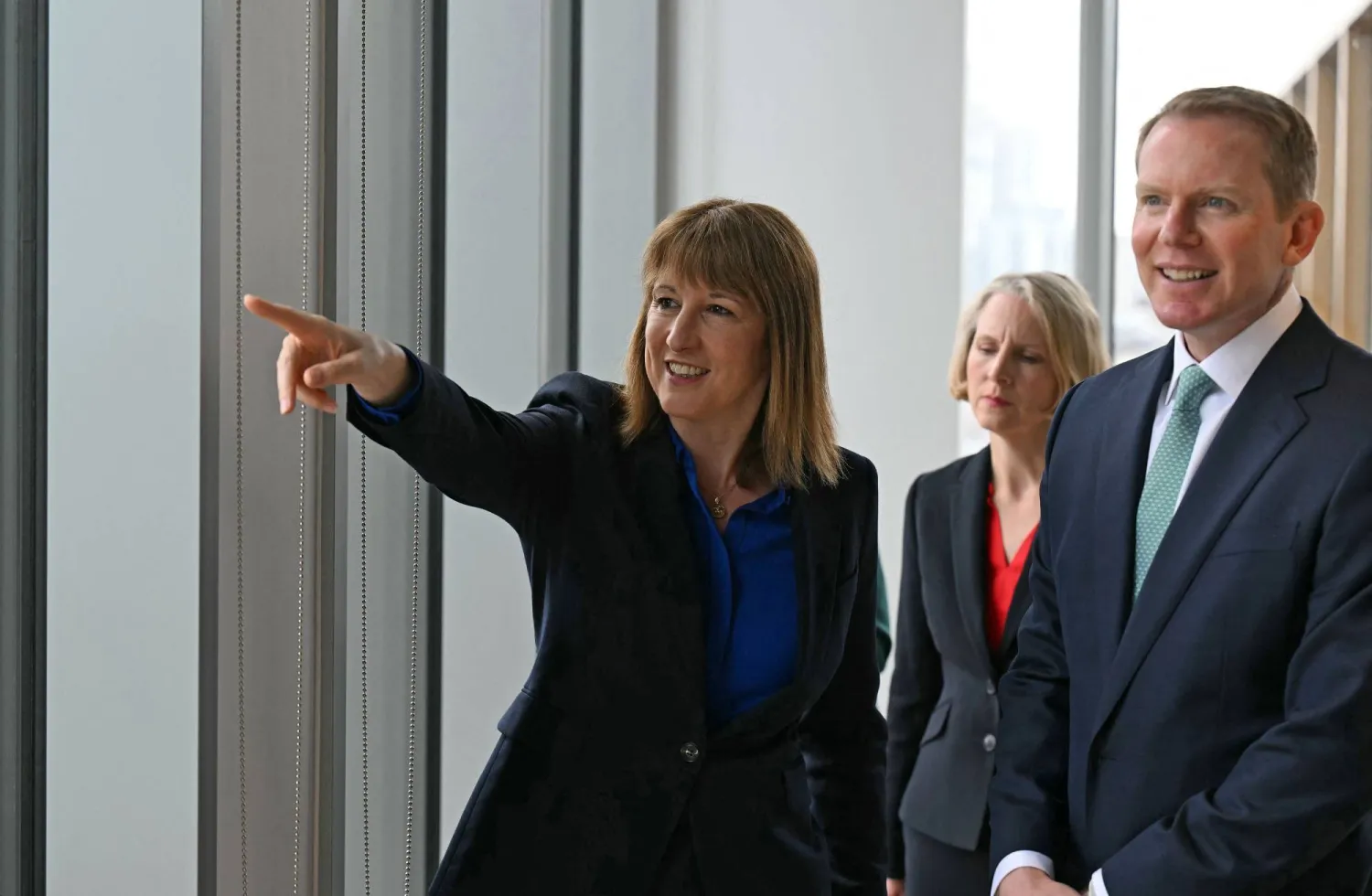 راشيل ريفز تتحدث مع الرئيس التنفيذي لمجموعة «لويدز» المصرفية تشارلي نون في ليدز (أ.ف.ب)