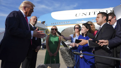 ترمب يتحدث إلى وسائل الإعلام بقاعدة أندروز في ماريلاند (أ.ب)