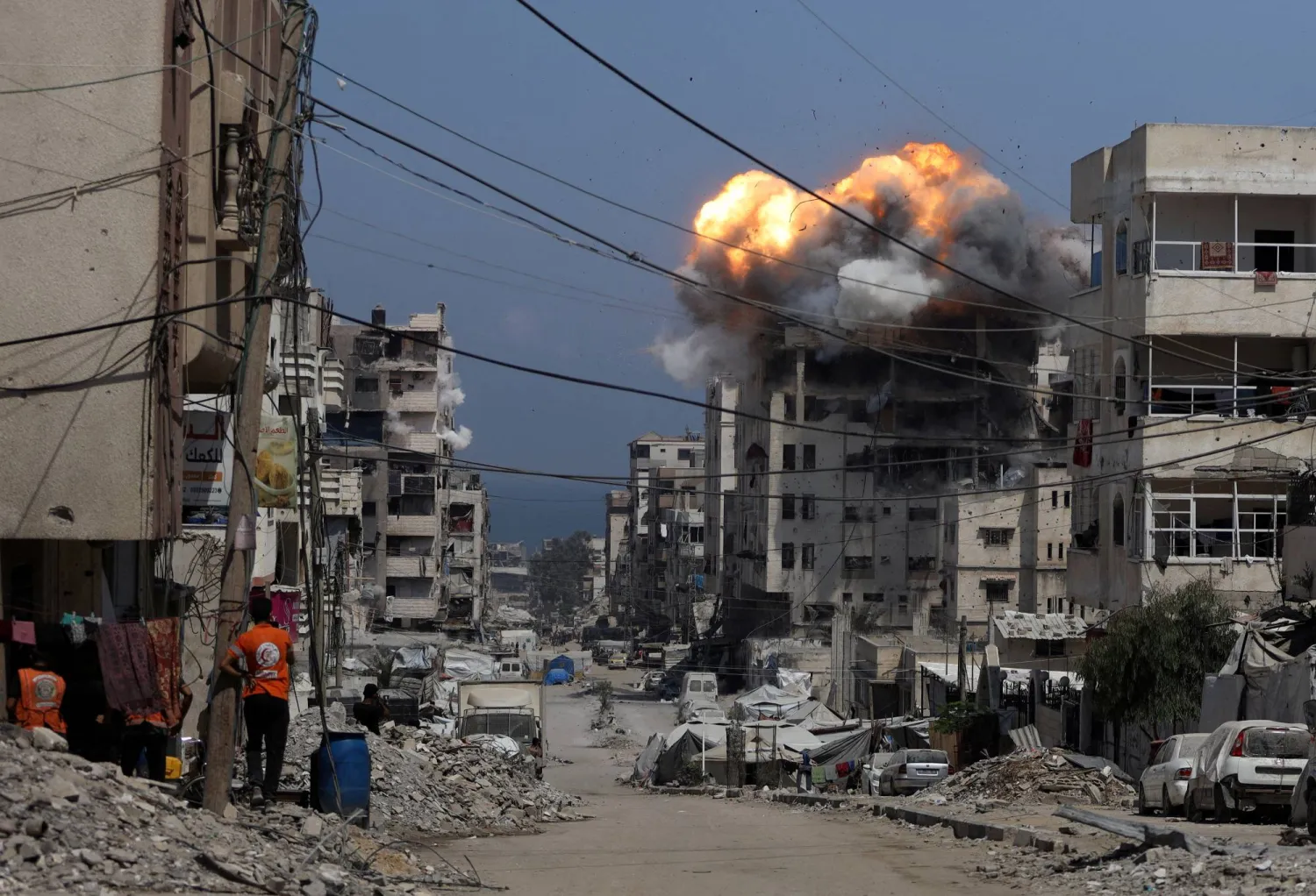 تصاعد الدخان والنيران من مبنى سكني تعرض لقصف صهيوني في مدينة غزة (رويترز)