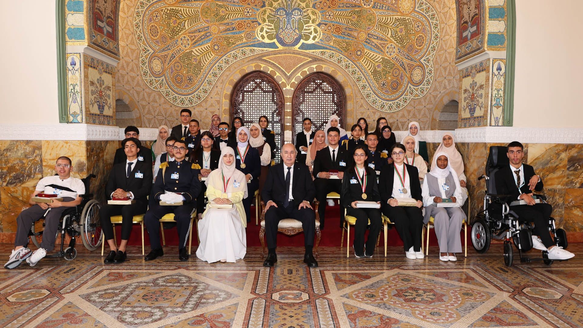 الرئيس الجزائري يكرّم المتفوقين في شهادتي البكالوريا والتعليم المتوسط