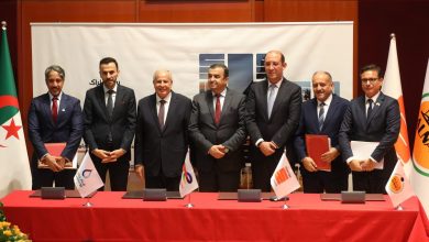 الجزائر توقّع خمسة عقود للمحروقات