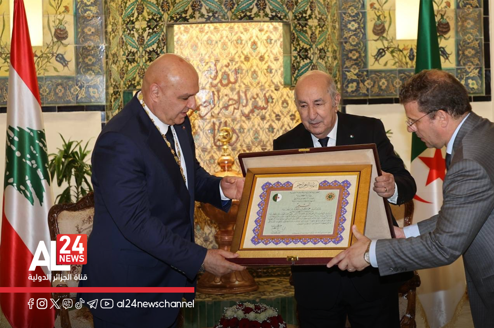 #صور مراسم إسداء الرئيس الجزائري #عبد_المجيد_تبون وساما للرئيس اللبناني، التي أعقبتها مأدبة عشاء على شرف وفد جمهورية #لبنان وعلى رأسه الرئيس #جوزيف_عون.
