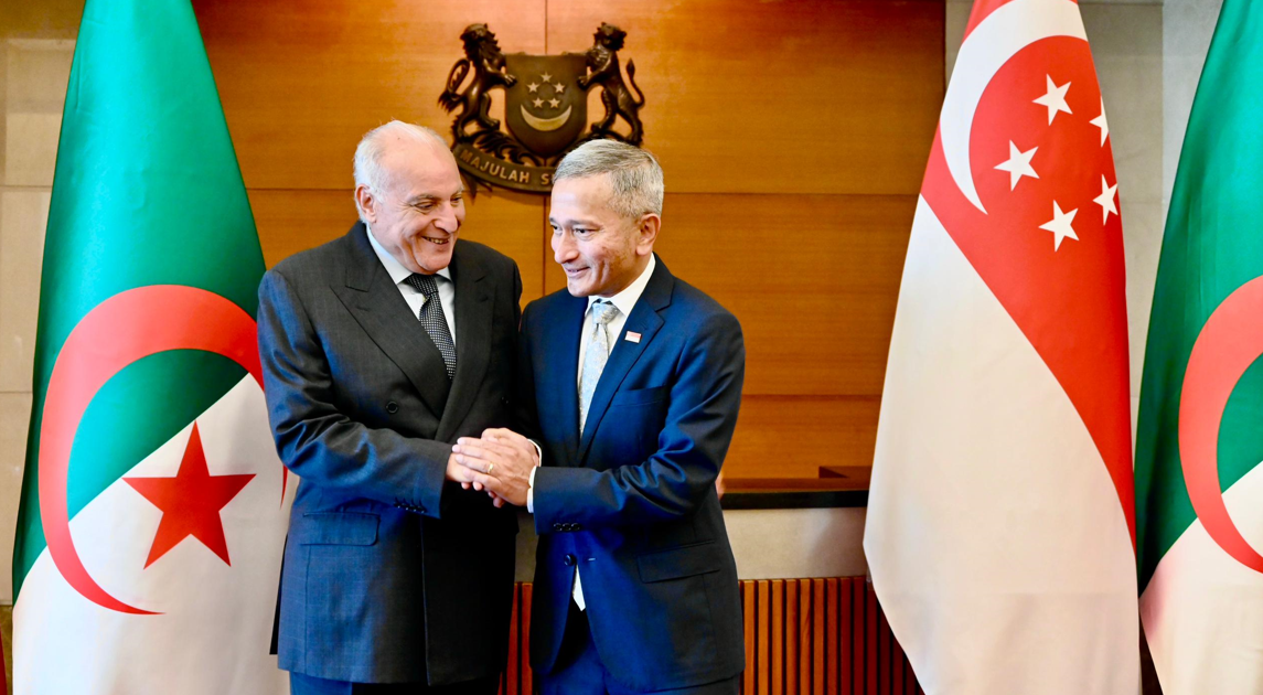 وزيرا خارجية الجزائر وسنغافورة