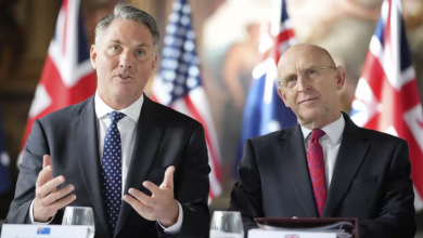وزيرا دفاع أستراليا ريتشارد مارليس وبريطانيا جون هيلي