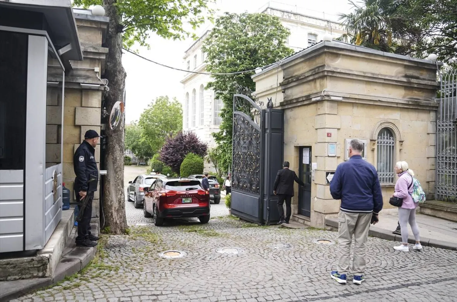 قالت إيران إن محادثات الجمعة حول الملف النووي مع المملكة المتحدة وفرنسا وألمانيا توفر فرصة لـ«تصحيح» موقف هذه القوى الأوروبية من برنامج طهران النووي.