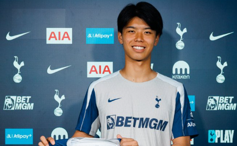توتنهام يعلن ضم المدافع الياباني كوتا تاكاي
