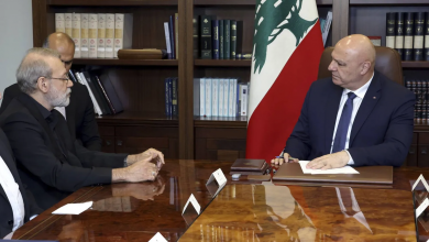 الرئيس اللبناني جوزيف عون وأمين المجلس الأعلى للأمن القومي الإيراني علي لاريجاني في بيروت (أ.ب)