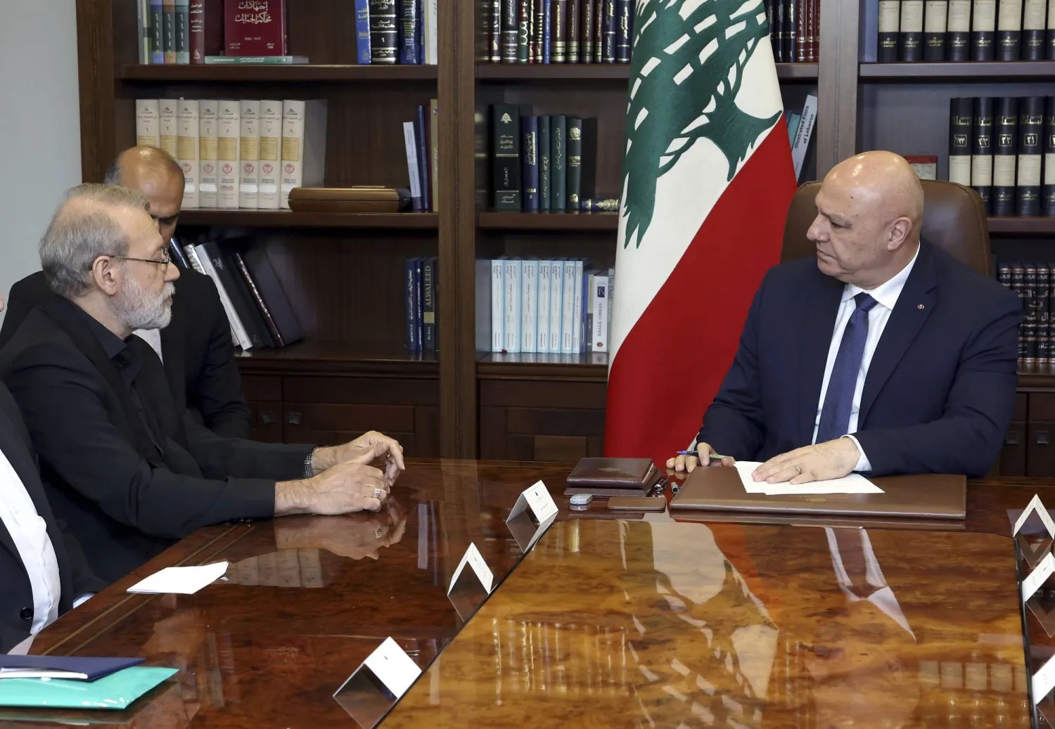 الرئيس اللبناني جوزيف عون وأمين المجلس الأعلى للأمن القومي الإيراني علي لاريجاني في بيروت (أ.ب)