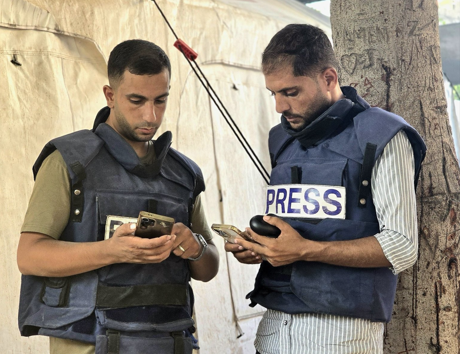 استشهاد صحافيين في غارة للاحتلال الصهيوني قرب مستشفى الشفاء في غزة