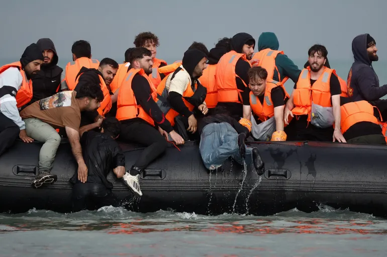 مهاجرون يعبرون "المانش"