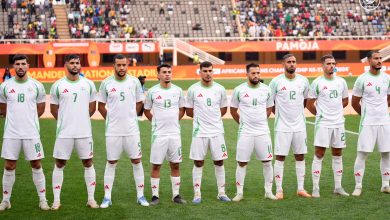شان 2024.. منتخب الجزائر يتعادل أمام جنوب إفريقيا تعادل منتخب الجزائر لكرة القدم بنتيجة هدف لمثله أمام منتخب جنوب إفريقيا في مباراة الجولة الثانية من دور مجموعات بطولة أمم إفريقيا للاعبين المحليين. وسجل المهاجم إيهاب بلحوسيني هدف التقدم لمنتخب الجزائر عند الدقيقة الـ 29 من زمن الشوط الأول. وتمكن منتخب "بافانا بافانا" من تعديل النتيجة في الدقيقة الـ 45، بعد هفوة من خط الدفاع لينتهي الشوط الأول بالتعادل الإيجابي هدف في كل شبكة. ورفع منتخب الجزائر رصيده للنقطة الرابعة، في حين اكتفى منتخب جنوب إفريقيا بحصد نقطة وحيدة في أول لقاء له بالمسابقة الإفريقية.