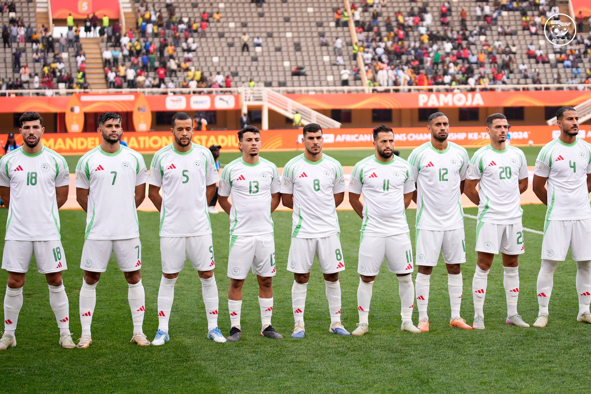 شان 2024.. منتخب الجزائر يتعادل أمام جنوب إفريقيا تعادل منتخب الجزائر لكرة القدم بنتيجة هدف لمثله أمام منتخب جنوب إفريقيا في مباراة الجولة الثانية من دور مجموعات بطولة أمم إفريقيا للاعبين المحليين. وسجل المهاجم إيهاب بلحوسيني هدف التقدم لمنتخب الجزائر عند الدقيقة الـ 29 من زمن الشوط الأول. وتمكن منتخب "بافانا بافانا" من تعديل النتيجة في الدقيقة الـ 45، بعد هفوة من خط الدفاع لينتهي الشوط الأول بالتعادل الإيجابي هدف في كل شبكة. ورفع منتخب الجزائر رصيده للنقطة الرابعة، في حين اكتفى منتخب جنوب إفريقيا بحصد نقطة وحيدة في أول لقاء له بالمسابقة الإفريقية.