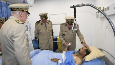 رئيس أركان الجيش الجزائري يزور ضحايا حادث الحافلة