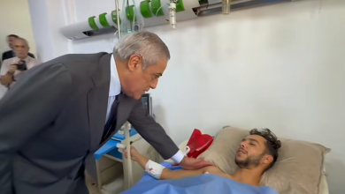 الوزير الأول الجزائري يطمئن على جرحى حادث الحراش