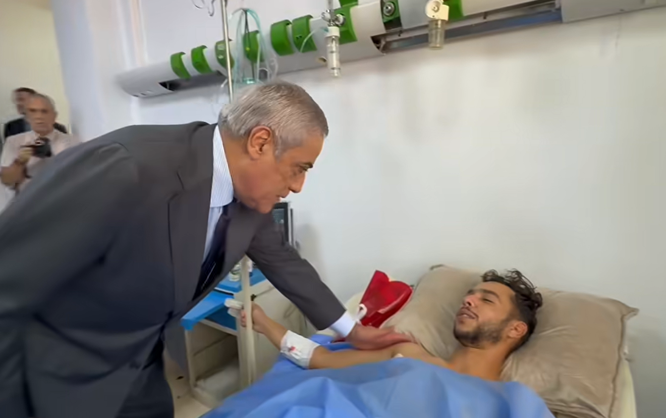 الوزير الأول الجزائري يطمئن على جرحى حادث الحراش