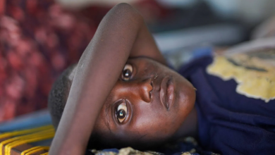 مريض سوداني بالكوليرا في عيادة مؤقتة تديرها الأمم المتحدة بشمال دارفور يوم 5 أغسطس 2025 (رويترز)