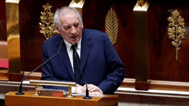 سقوط حكومة بايرو يُدخِل فرنسا في نفق أزمات متشابكة