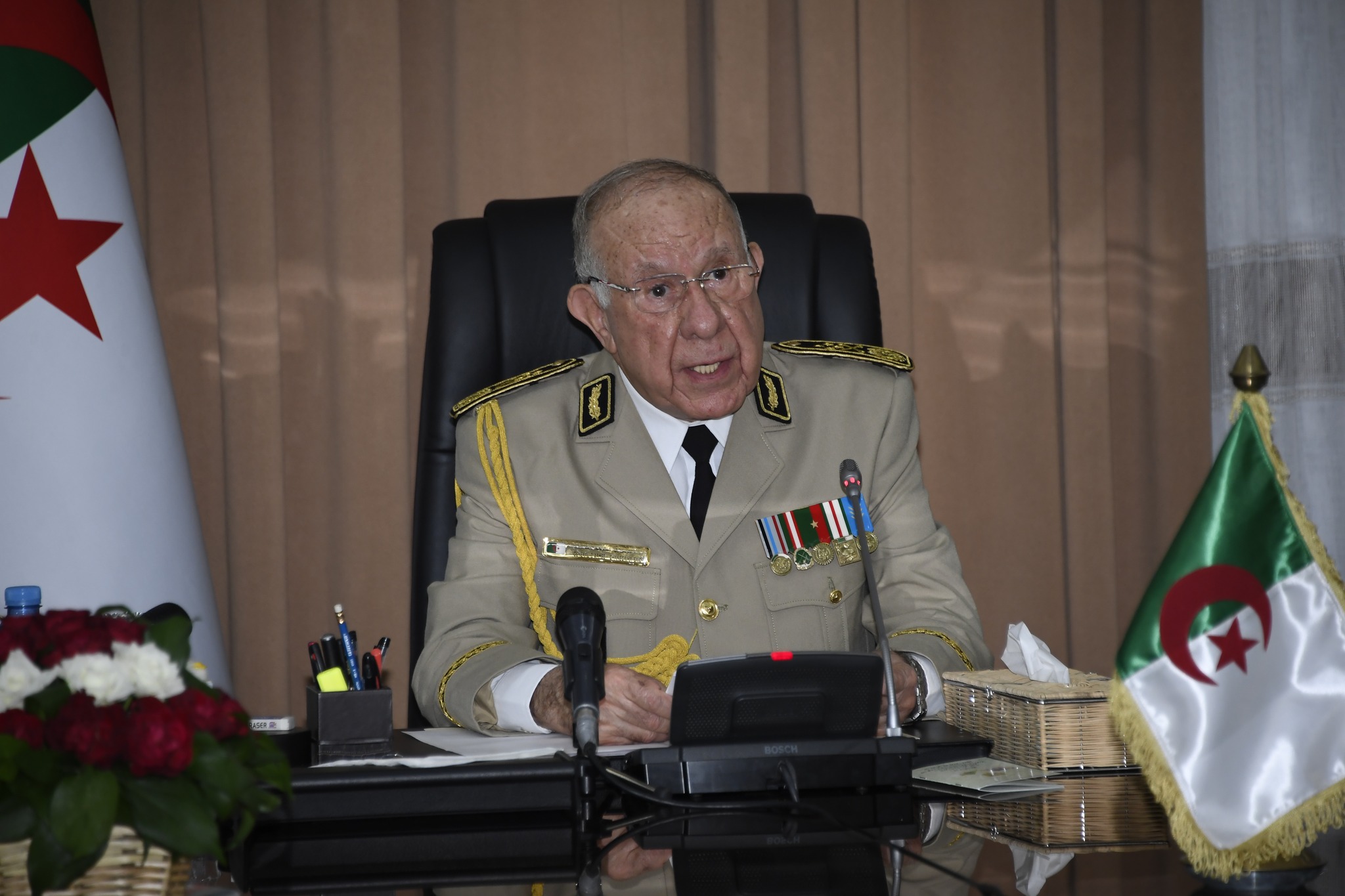 الوزير المنتدب لدى وزير الدفاع الوطني، رئيس أركان الجيش الجزائري، الفريق أول، السعيد شنڨريحة