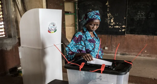 غينيا تستعد لاستفتاء دستوري قد يعيد تشكيل الحياة السياسية